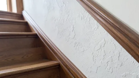 Lamperia z tapety na klatce schodowej