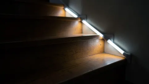 Lampki na schody z czujnikiem ruchu