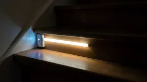 Lampki na schody z czujnikiem ruchu na baterie