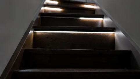 Lampki schodowe na baterie