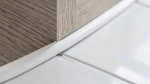 Listwa między płytkami a panelami