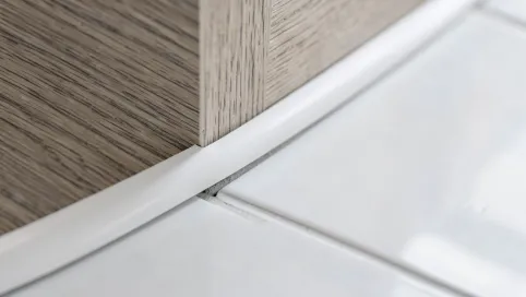 Listwa między płytkami a panelami