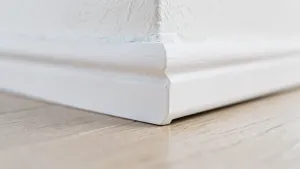 Listwa przypodłogowa klejona