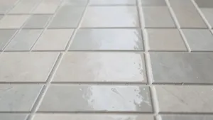 Małe płytki podłogowe do łazienki