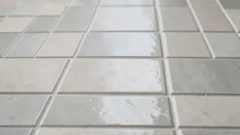 Małe płytki podłogowe do łazienki