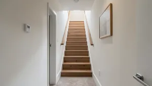 Mały przedpokój ze schodami