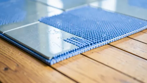 Mata pod płytki na podłogę drewniana