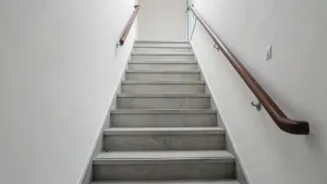 Minimalną szerokość schodów w budynku wielorodzinnym