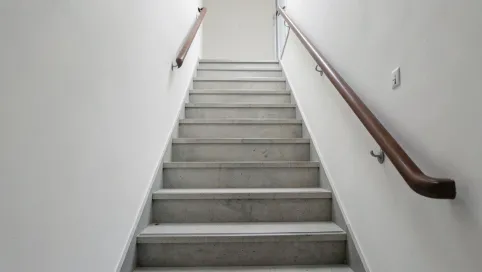 Minimalną szerokość schodów w budynku wielorodzinnym