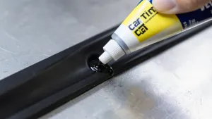 Mocny klej do listew samochodowych