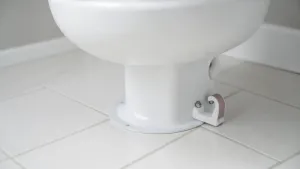 Mocowanie muszli klozetowej do podłogi bez wiercenia