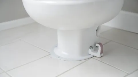 Mocowanie muszli klozetowej do podłogi bez wiercenia