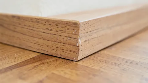 Montaż listew przypodłogowych drewnianych na klej