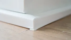 Montaż listew przypodłogowych PCV na klej