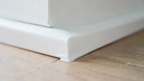 Montaż listew przypodłogowych PCV na klej