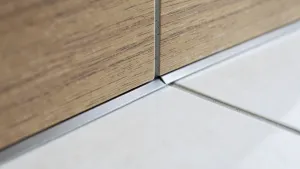 Montaż Listwy Łączącej Panele Z Płytkami