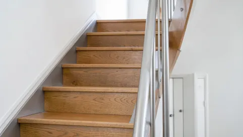 Montaż listwy maskujące do schodów strychowych