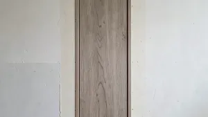 Montaż paneli podłogowych na ścianie