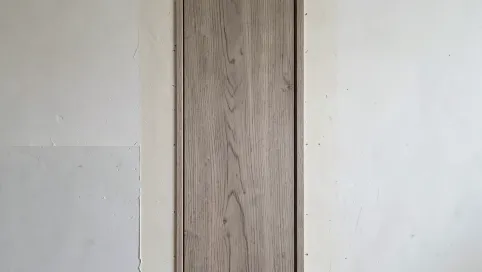 Montaż paneli podłogowych na ścianie