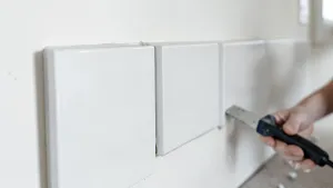 Montaż paneli ściennych PCV na klej