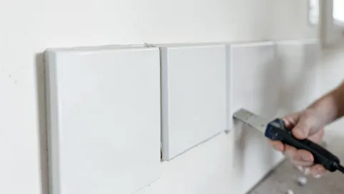 Montaż paneli ściennych PCV na klej