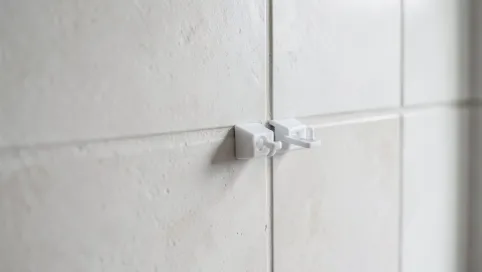 Montaż płytek na ścianie bez kleju