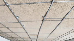 Montaż płytek na sufit