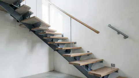 Montaż schodów samonośnych