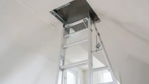 Montaż schodów strychowych w suficie podwieszanym cena