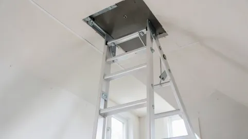 Montaż schodów strychowych w suficie podwieszanym cena