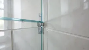 Montaż szyby prysznicowej na płytkach