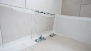 Montaż wanny pod płytki