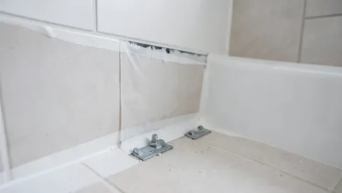Montaż wanny pod płytki