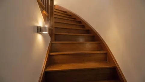 Na jakiej wysokości kinkiet na schodach