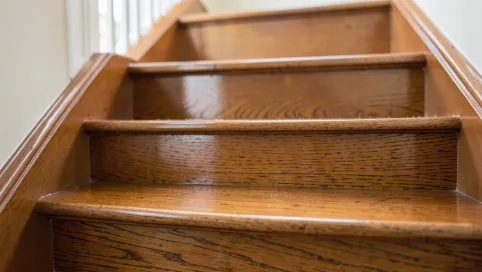 Najlepsza farba do schodów drewnianych