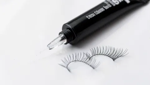Najlepszy klej do kępek rzęs