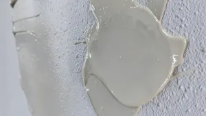 Nakładanie żywicy epoksydowej na ścianę