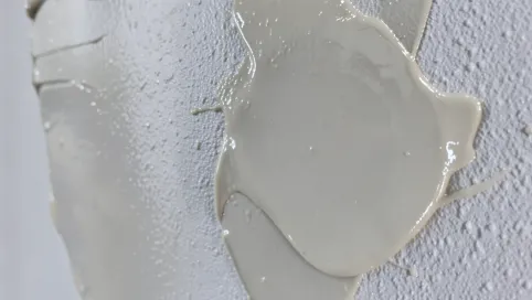 Nakładanie żywicy epoksydowej na ścianę