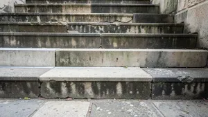 Nowe stopnie na starych schodach