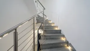 Nowoczesna klatka schodowa w bloku