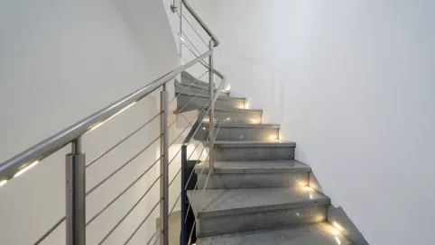 Nowoczesna klatka schodowa w bloku