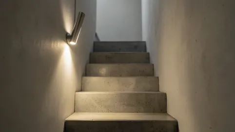 Nowoczesna lampa na klatkę schodową