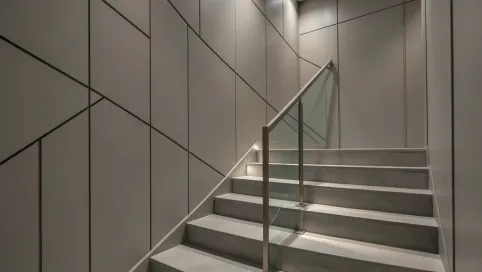 Nowoczesna lamperia na klatce schodowej