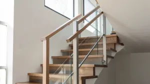 Nowoczesne balustrady na schody wewnętrzne drewniane