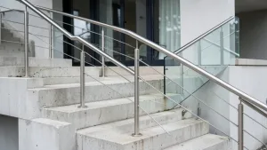 Nowoczesne balustrady na schody zewnętrzne