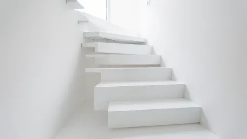 Nowoczesne białe schody