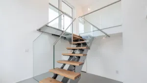 Nowoczesne schody na antresolę