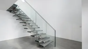 Nowoczesne schody wewnętrzne galerią