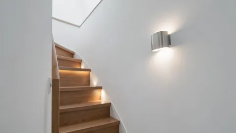 Nowoczesny kinkiet na schody