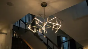 Nowoczesny żyrandol na klatkę schodową